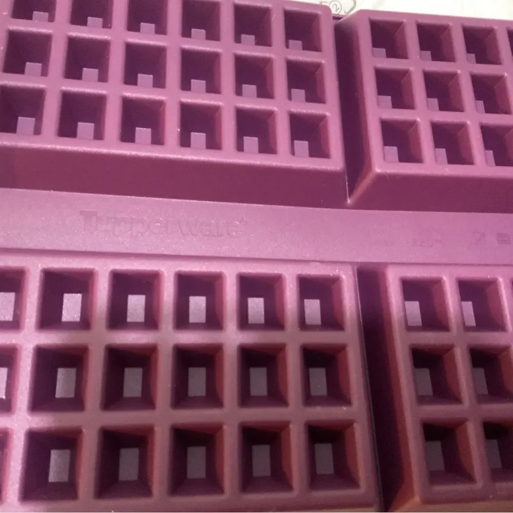New Tupperware Silicone Waffle Form Pan
